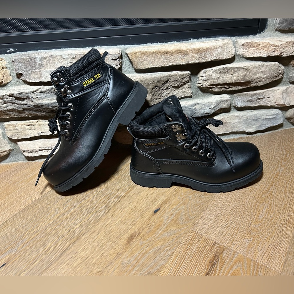 Men’s 8W steel toe boots